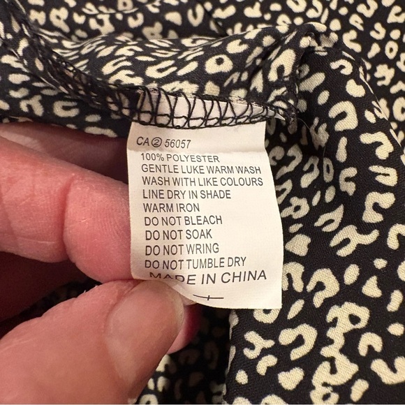 Princess Polly New Mood Cropped Top Black w/ Spotted Print SZ 6 - Picture 8 of 9